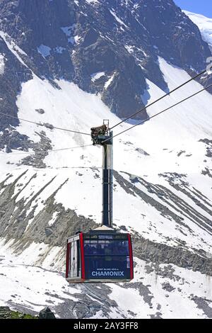 CHAMONIX, France - 26 JUIN 2019- vue d'été de l'Aiguille du Midi Chamonix téléphérique téléphérique dans les Alpes, dans le massif du Mont-Blanc en France Banque D'Images