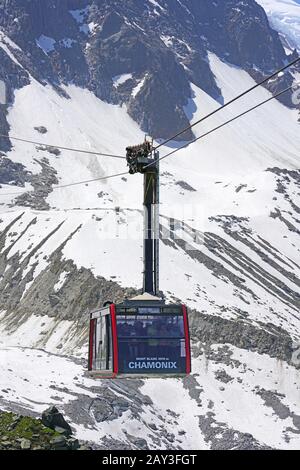 CHAMONIX, France - 26 JUIN 2019- vue d'été de l'Aiguille du Midi Chamonix téléphérique téléphérique dans les Alpes, dans le massif du Mont-Blanc en France Banque D'Images