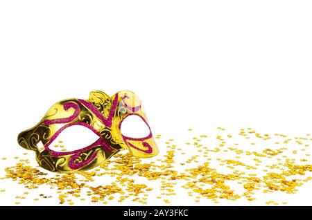 Masque doré et confettis isolés Sur fond blanc Banque D'Images