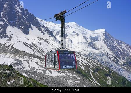 CHAMONIX, France - 26 JUIN 2019- vue d'été de l'Aiguille du Midi Chamonix téléphérique téléphérique dans les Alpes, dans le massif du Mont-Blanc en France Banque D'Images