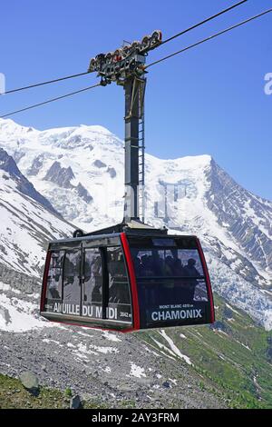 CHAMONIX, France - 26 JUIN 2019- vue d'été de l'Aiguille du Midi Chamonix téléphérique téléphérique dans les Alpes, dans le massif du Mont-Blanc en France Banque D'Images
