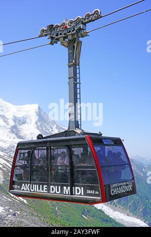 CHAMONIX, France - 26 JUIN 2019- vue d'été de l'Aiguille du Midi Chamonix téléphérique téléphérique dans les Alpes, dans le massif du Mont-Blanc en France Banque D'Images