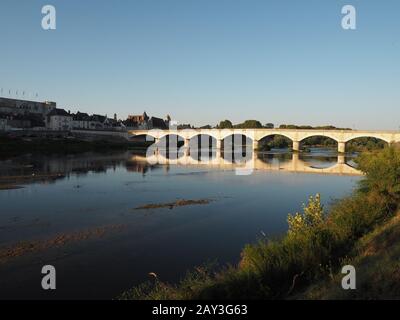 Amboise, Indre-et-Loire, France beau pont surplombant la Loire et la ville, lieux de voyage en France Banque D'Images