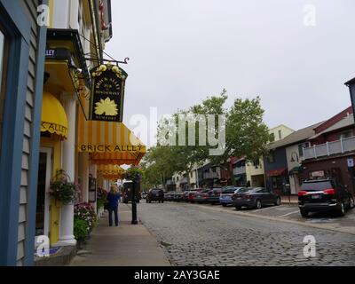 Newport, Rhode Island-septembre 2017 : magasins et restaurants colorés le long de la rue pavée de Thames à Newport. Banque D'Images