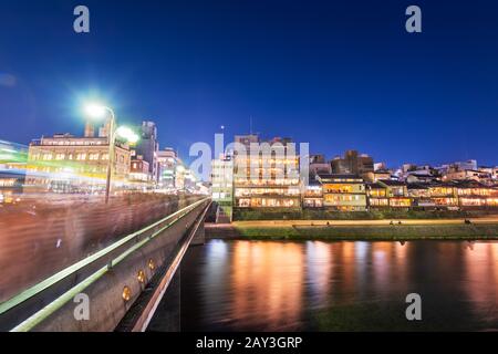 Kyoto, Japon le long de la rivière Kamo la nuit. Banque D'Images