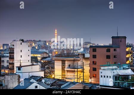 Kyoto, paysage urbain du Japon avec la tour la nuit. Banque D'Images