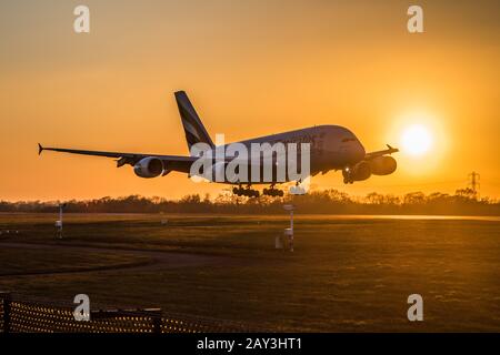 Emirates A-380 coucher du soleil Banque D'Images