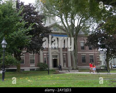 Newport, Rhode Island-septembre 2017 : Le Complexe judiciaire du comté de Newport Murray partiellement couvert par les arbres. Banque D'Images