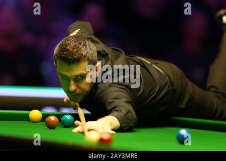 Cardiff, Royaume-Uni. 14 février 2020. Mark Selby, d'Angleterre, lors de son match de quart-finale contre Ronnie OÕSullivan, d'Angleterre. ManBet X Welsh Open snooker 2020, jour 5 à la Motorpoint Arena à Cardifft, Pays de Galles du Sud, vendredi 14 février 2020 pic par Andrew Orchard/Andrew Orchard sports photographie/Alay Live news crédit: Andrew Orchard sports photographie/Alay Live News Banque D'Images