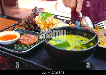 gâteau au poisson frit et soupe au curry vert servant avec de la salade de riz frit ฿ de pomelo aigre-doux Banque D'Images