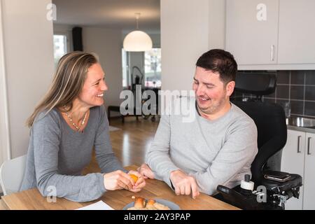 Homme et femme parlant dans la cuisine Banque D'Images