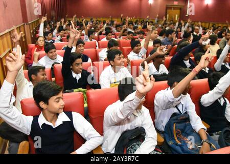 Kolkata, Inde. 14 février 2020. Audience, principalement les élèves des écoles lors des discussions interactives sur le thème "Contenant du Novel Coronavirus" qui a été organisé par le Birla Industrial & Technological Museum (BITM), Govt. De l'Inde, après la récente flambée de Novel Coronavirus (2019-nCoV) en Chine. (Photo De Biswarup Ganguly/Pacific Press) Crédit: Pacific Press Agency/Alay Live News Banque D'Images