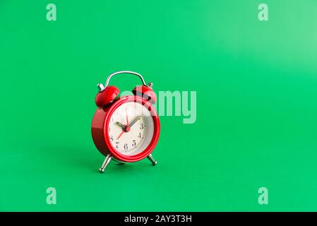 Horloge de style ancien rouge sur fond vert Banque D'Images