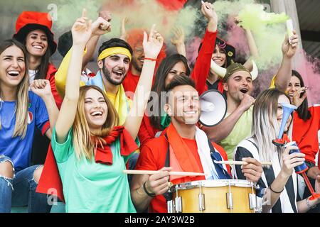 Amis supporters de football fans regardant l'événement de match de football au stade - les jeunes ayant un plaisir de soutenir le club sur le championnat du monde de sport Banque D'Images