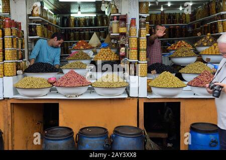 Camera Shy Olive sellers dans un souk, Marrakech, Marrakech, Maroc, Afrique du Nord Banque D'Images