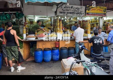 Vendeurs d'olives dans un souk, Marrakech, Marrakech, Maroc, Afrique du Nord Banque D'Images