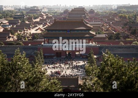 Vue panoramique sur la Cité Interdite de Beijing, une journée ensoleillée, prise de la colline juste en face du complexe, avec l'entrée principale au premier plan. Banque D'Images