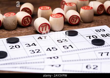 Jeu Lotto Avec Cartes Et Barils Sur La Table Banque D'Images