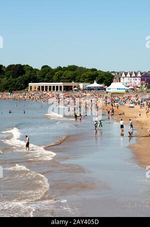 Plage d'été animée à Barry Island, Pays de Galles, Royaume-Uni Banque D'Images