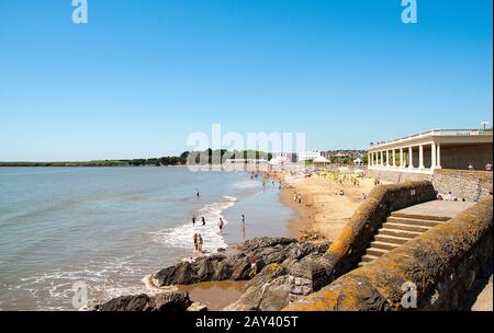 Des marches en pierre sur la plage de Barry Island, Pays de Galles, Royaume-Uni Banque D'Images