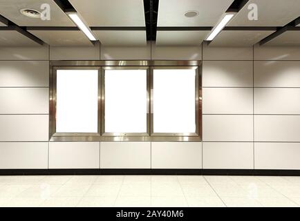 Blank billboard en métro Banque D'Images