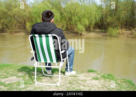 homme assis sur la chaise Banque D'Images