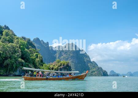 Excursion en bateau parmi les îles calcaires pittoresques de la baie de Phang Nga. C'est l'une des destinations touristiques les plus emblématiques de Thaïlande. Banque D'Images