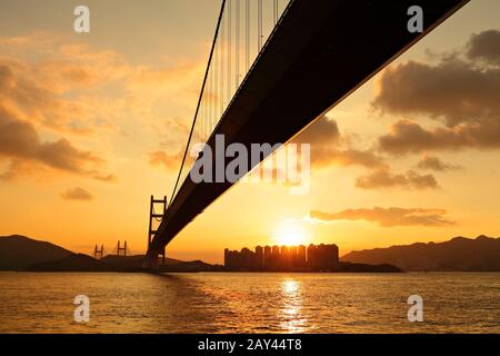 Pont de Tsing Ma au coucher du soleil Banque D'Images