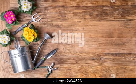 Outils De Jardinage Et Pots De Fleurs Sur Surface En Bois Banque D'Images