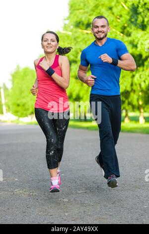 La formation à l'extérieur de coureurs. Ville d'exécution couple jogging à l'extérieur. Banque D'Images