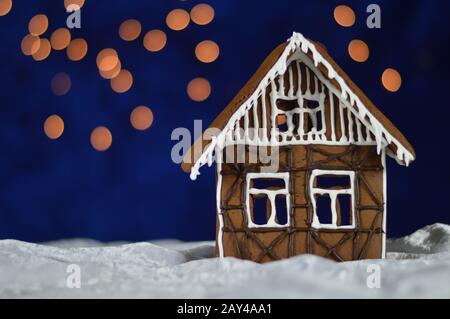 maison fait maison de pain d'épices avec ciel bokeh hors de velours bleu et lumières de noël et copier l'espace à te gauche Banque D'Images
