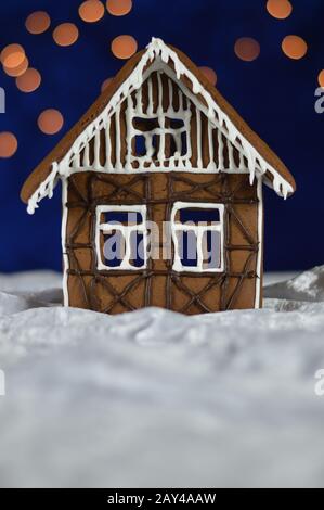 maison fait maison maison de pain d'épices avec ciel bokeh hors de velours bleu et lumières de noël et espace de copie ci-dessous Banque D'Images