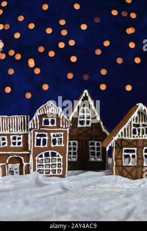 maison a fait la ville de pain d'épices avec le ciel bokeh hors de velours bleu et les lumières de noël comme décoration d'arrivée pour la famille Banque D'Images