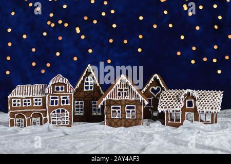 maison a fait la ville de pain d'épices avec le ciel bokeh hors de velours bleu et les lumières de noël comme décoration d'arrivée pour la famille Banque D'Images
