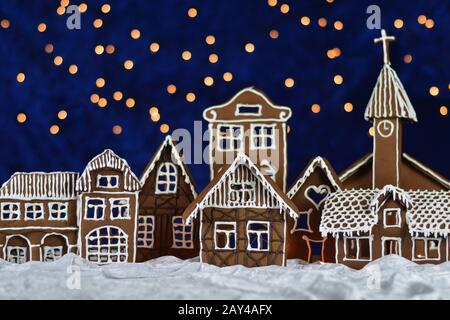 maison a fait la ville de pain d'épices avec église et ciel bokeh hors de velours bleu et lumières de noël comme décoration d'arrivée pour la famille Banque D'Images