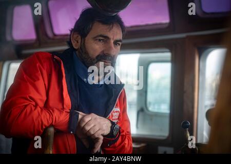 Oscar Camps, fondateur et directeur de l'ONG Proactiva Open Arms lors d'une conférence de presse.le navire de sauvetage maritime Open Arms qui opère dans les eaux internationales au large de la côte libyenne est arrivé hier à Barcelone pour faire des réparations. Lors d'une conférence de presse, Oscar Camps a souligné la nécessité de trouver des fonds financiers pour les réparations ainsi que de préparer des campagnes d'information qui expliquent la situation de la pression politique que les ONG souffrent lorsqu'elles secouent les gens. Banque D'Images