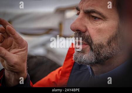 Oscar Camps, fondateur et directeur de l'ONG Proactiva Open Arms lors d'une conférence de presse.le navire de sauvetage maritime Open Arms qui opère dans les eaux internationales au large de la côte libyenne est arrivé hier à Barcelone pour faire des réparations. Lors d'une conférence de presse, Oscar Camps a souligné la nécessité de trouver des fonds financiers pour les réparations ainsi que de préparer des campagnes d'information qui expliquent la situation de la pression politique que les ONG souffrent lorsqu'elles secouent les gens. Banque D'Images