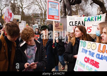 Les jeunes écologistes tiennent des pancartes lors de la manifestation à la place du Parlement à Londres.Des Centaines de milliers d'écoliers se sont emparés dans les rues des villes du monde entier pour appeler à une action plus grande de la part des gouvernements pour lutter contre la crise climatique. Plusieurs événements mondiaux coordonnés de ce type se sont produits depuis, avec l'activisme climatique mondial au cours de l'année dernière renforcé par la croissance en tandem du mouvement de rébellion contre l'extinction, dont les manifestations d'action directe devraient se poursuivre tout au long de 2020. Banque D'Images