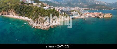 Vue aérienne de la plage de Mogren (deux plages de sable) et la vieille ville (Stari Grad) de Budva, Monténégro. Côte déchiquetée sur la mer Adriatique Banque D'Images