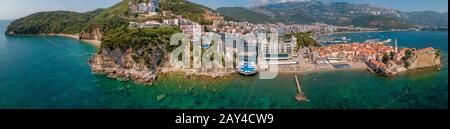 Vue aérienne de la plage de Mogren (deux plages de sable) et la vieille ville (Stari Grad) de Budva, Monténégro. Côte déchiquetée sur la mer Adriatique Banque D'Images