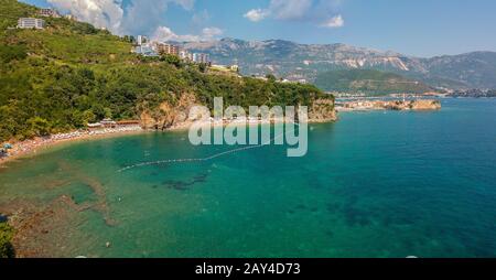 Vue aérienne de la plage de Mogren (deux plages de sable) et la vieille ville (Stari Grad) de Budva, Monténégro. Côte déchiquetée sur la mer Adriatique Banque D'Images