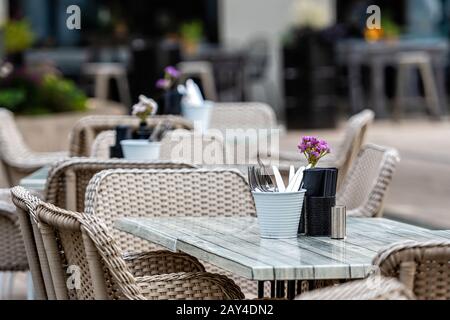 Gros plan de cafétéria ou de tables de restaurant vides avec chaises dans la rue - image Banque D'Images