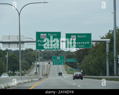 Narragansett, Rhode Island-septembre 2017: Panneaux directionnels sur la route avec directions vers différentes destinations. Banque D'Images