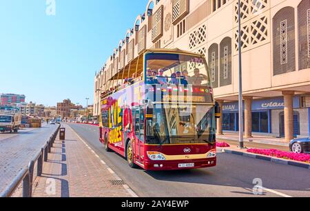 Dubaï, Émirats arabes Unis - 31 janvier 2020 : bus touristique à arrêts multiples dans la rue de Dubaï Banque D'Images