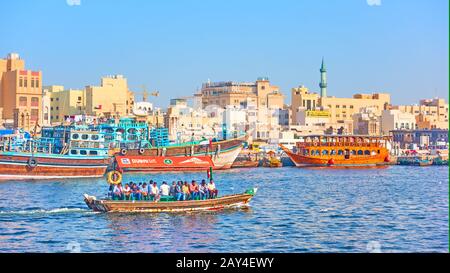 Dubaï, Émirats arabes Unis - 29 janvier 2020 : quartier de Deira et bateau traditionnel Abra avec passants à la crique de Dubaï, Emirats arabes Unis Banque D'Images