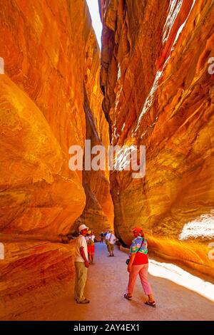 Petra, Jordanie - 23 mai 2009: Marcher les touristes dans les gorges entre les falaises de Petra Banque D'Images