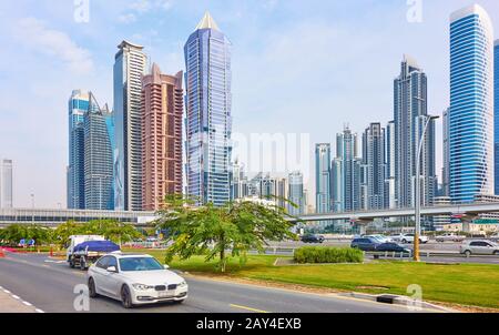 Dubaï, Émirats arabes Unis - 02 février 2020: Sheikh Zayed Road avec gratte-ciel modernes à Dubaï - Cityscape Banque D'Images