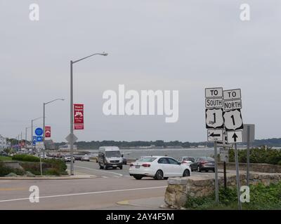 Narragansett, Rhode Island-septembre 2017 : véhicules longeant l'Ocean Drive à Narragansett. Banque D'Images