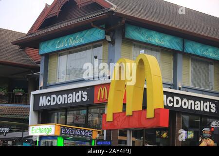 Restaurant McDonald avec le grand logo dans le centre-ville, McDonald's est la plus grande chaîne de restaurants de restauration rapide au monde Banque D'Images