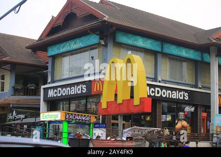 Restaurant McDonald avec le grand logo dans le centre-ville, McDonald's est la plus grande chaîne de restaurants de restauration rapide au monde Banque D'Images